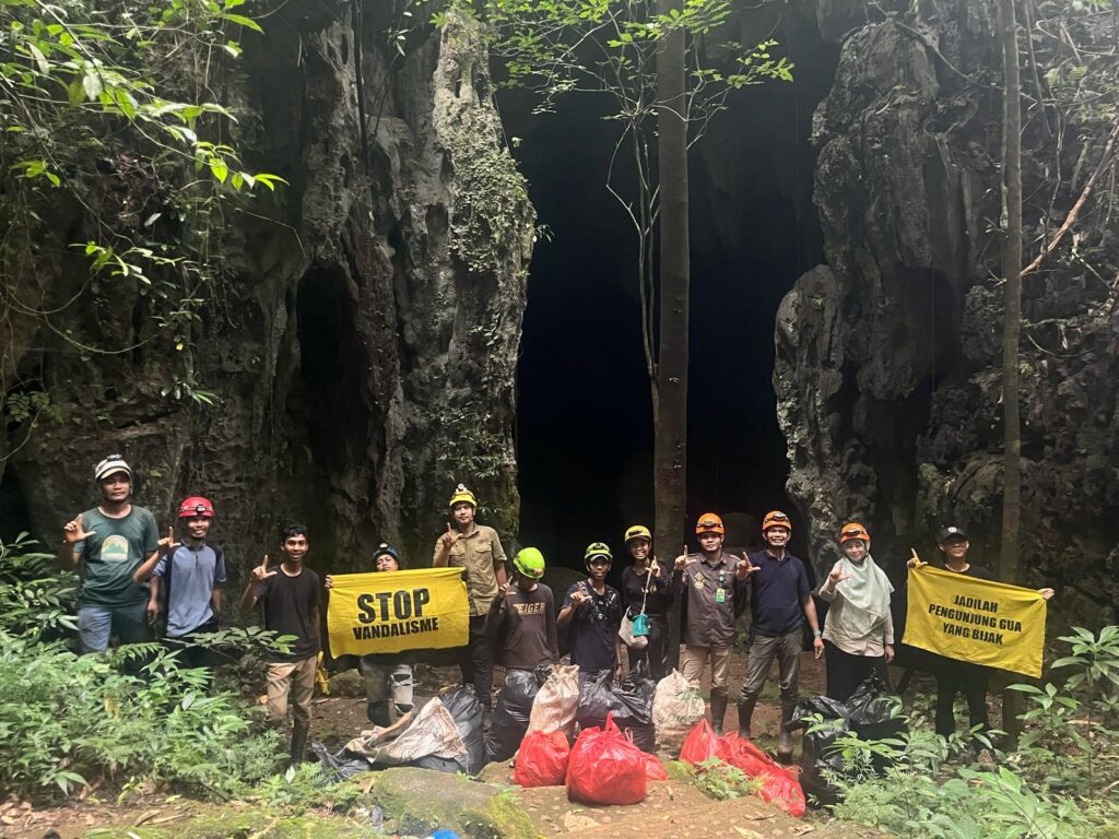 Giat Aksi Bersih Gua Mimpi Bertajuk “Karst Day”